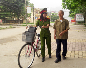 Cảnh sát khu vực Công an phường Tân Thịnh (TPHB) đi xe đạp xuống các tổ dân phố để nắm tình hình ANTT.